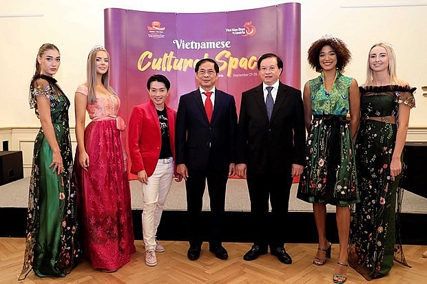 Vietnamese-Austria well-known fashion designer La Hong (third, left) and participants and models at the programme Vietnam News Today (Jul. 24): President's Visit Shows Close Ties Between Vietnam, Austria