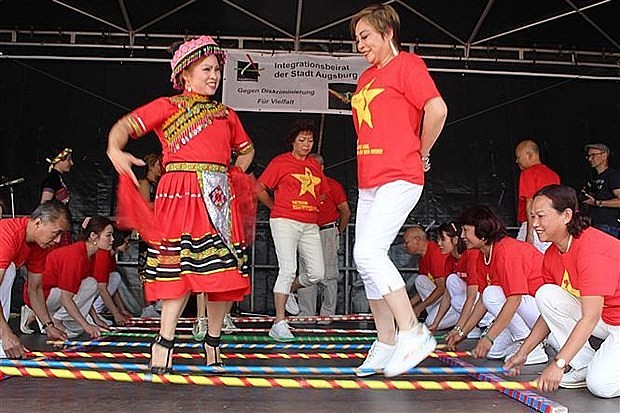 A traditional dance of Vietnam performed at Sommerfest in Augsburg city on July 22 (Photo: VNA) A traditional dance of Vietnam performed at Sommerfest in Augsburg city on July 22 (Photo: VNA)
