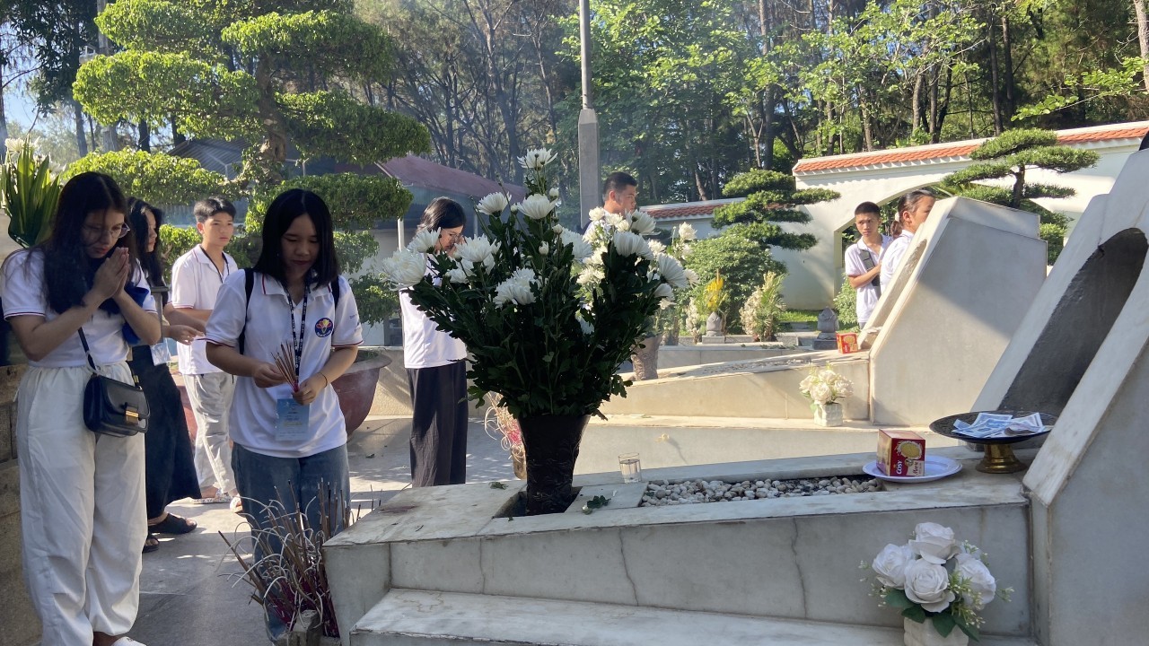 Overseas Youth Offer Incense Fallen Young Volunteers at Dong Loc T-junction Overseas Youth Offer Incense Fallen Young Volunteers at Dong Loc T-junction