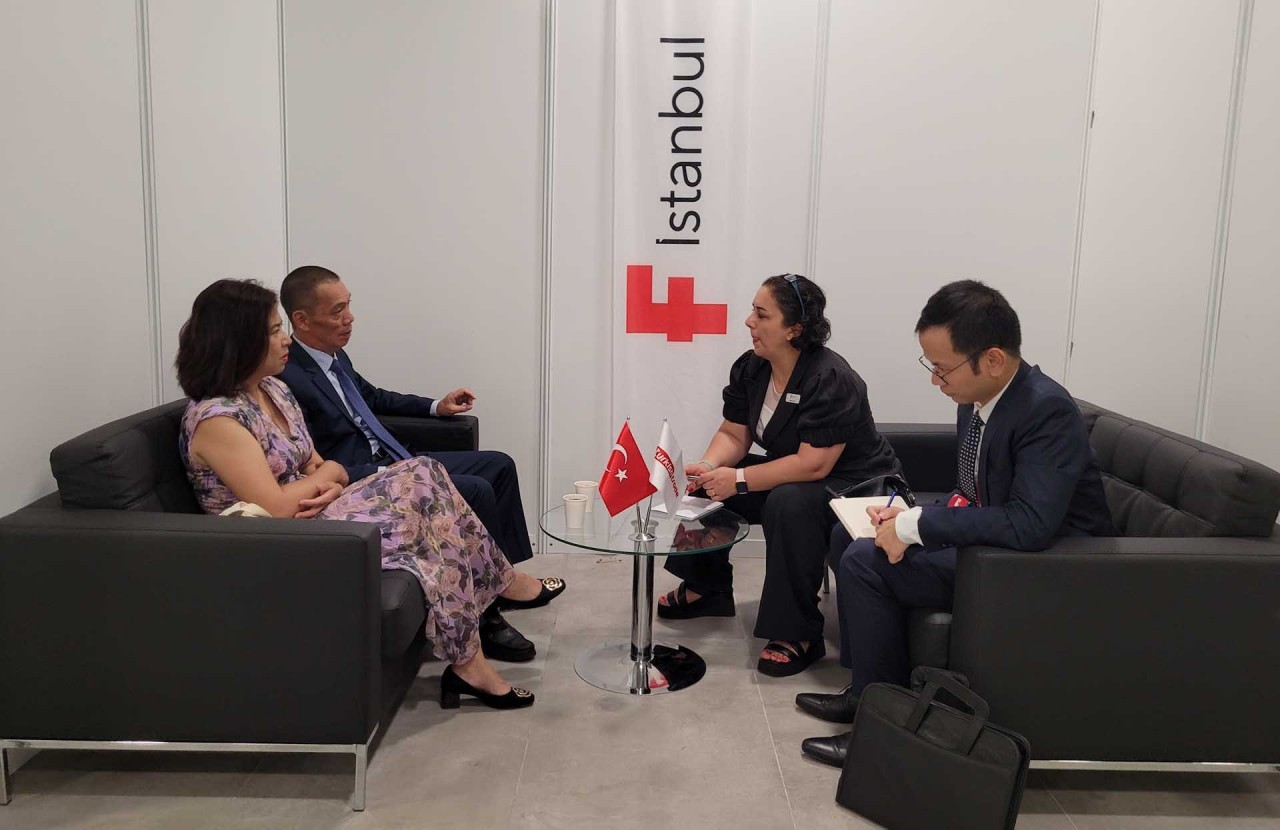 Ambassador Do Son Hai works with F-Istanbul's management board. Ambassador Do Son Hai works with F-Istanbul's management board.