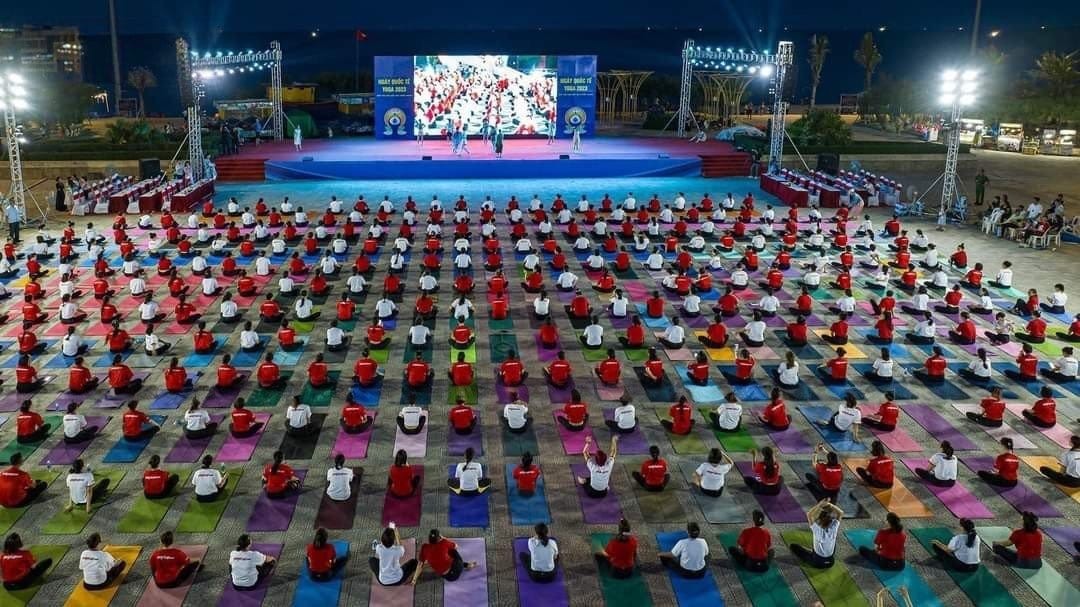 Quang Binh: Over 300 People Join Yoga Performance Quang Binh: Over 300 People Join Yoga Performance