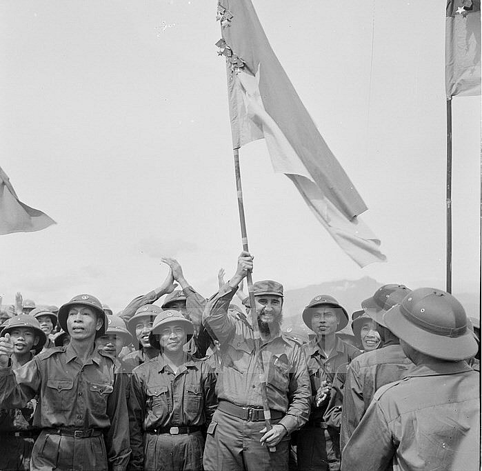 Fidel Castro waves the all-victorious flag while meeting with liberation soldiers in Quang Tri (Photo: VNA) Fidel Castro waves the all-victorious flag while meeting with liberation soldiers in Quang Tri (Photo: VNA)