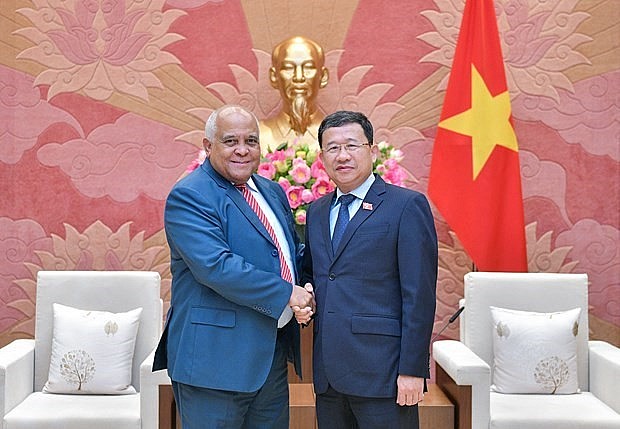 Chairman of the National Assembly (NA)'s Committee for External Relations Vu Hai Ha (R) and Cuban Ambassador to Vietnam Nicolás Hernández Guillén at the reception (Photo: VNA) Chairman of the National Assembly (NA)'s Committee for External Relations Vu Hai Ha (R) and Cuban Ambassador to Vietnam Nicolás Hernández Guillén at the reception (Photo: VNA)
