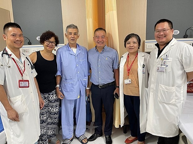 Doctors at Hanoi Medical University Hospital and reporter Moisés Pérez and his wife. (Photo: broadcast by VNA) Doctors at Hanoi Medical University Hospital and reporter Moisés Pérez and his wife. (Photo: broadcast by VNA)