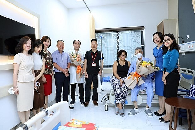 General Director Vu Viet Trang and VNA reporters congratulated reporter Moisés Pérez Mok after the successful surgery. (Photo: An Van Dang/Vietnam+) General Director Vu Viet Trang and VNA reporters congratulated reporter Moisés Pérez Mok after the successful surgery. (Photo: An Van Dang/Vietnam+)