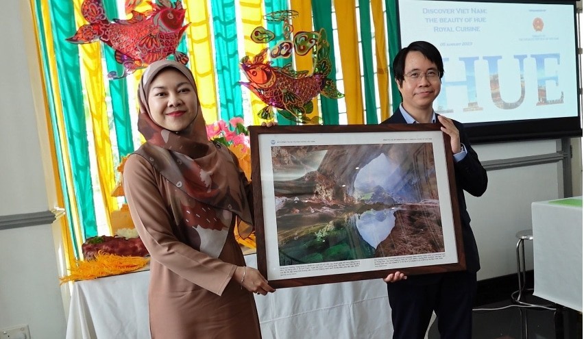Ambassador Tran Anh Vu (left) presents a souvenir to Ms. Liyana Putri Abd Ghani, Deputy Director of the Language Center, UBD School. (Source: Embassy) Ambassador Tran Anh Vu (left) presents a souvenir to Ms. Liyana Putri Abd Ghani, Deputy Director of the Language Center, UBD School. (Source: Embassy)