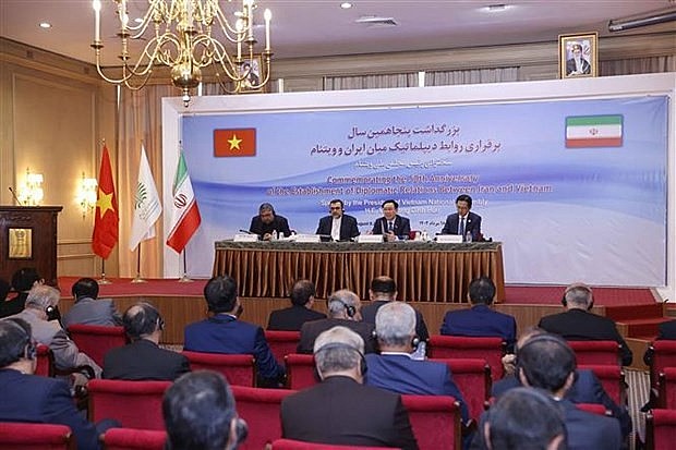 NA Chairman Vuong Dinh Hue answers questions raised by Iranian delegates. (Photo: VNA) NA Chairman Vuong Dinh Hue answers questions raised by Iranian delegates. (Photo: VNA)