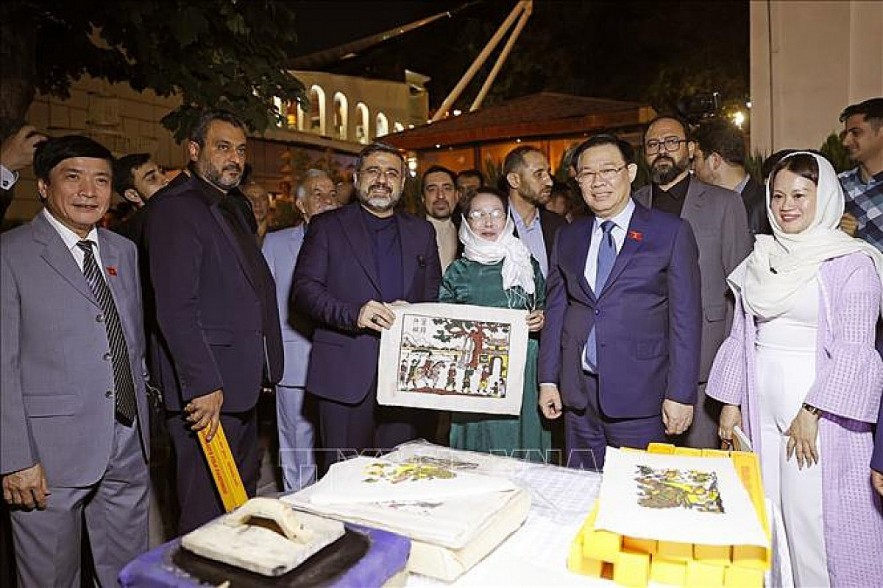 Vuong Dinh Hue, Chairman of the National Assembly of Vietnam, and Mohammad Mehdi Esmaili, Minister of Culture and Islamic Guidance of Iran, make a call on a pavilion of Dong Ho folk painting at the opening ceremony. (Photo: VNA) Vuong Dinh Hue, Chairman of the National Assembly of Vietnam, and Mohammad Mehdi Esmaili, Minister of Culture and Islamic Guidance of Iran, make a call on a pavilion of Dong Ho folk painting at the opening ceremony. (Photo: VNA)