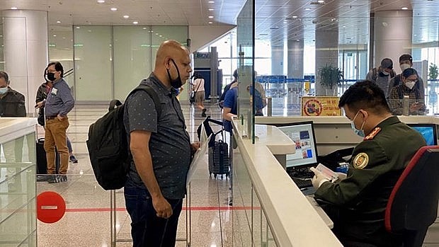 A foreigner waits to have his entry procedures handled. (Photo: VNA) A foreigner waits to have his entry procedures handled. (Photo: VNA)