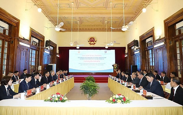 Chief Justice of the Supreme People’s Court Nguyen Hoa Binh on August 22 holds talks with his Lao counterpart, Viengthong Siphandone. (Photo: baove.congly.vn) Chief Justice of the Supreme People’s Court Nguyen Hoa Binh on August 22 holds talks with his Lao counterpart, Viengthong Siphandone. (Photo: baove.congly.vn)
