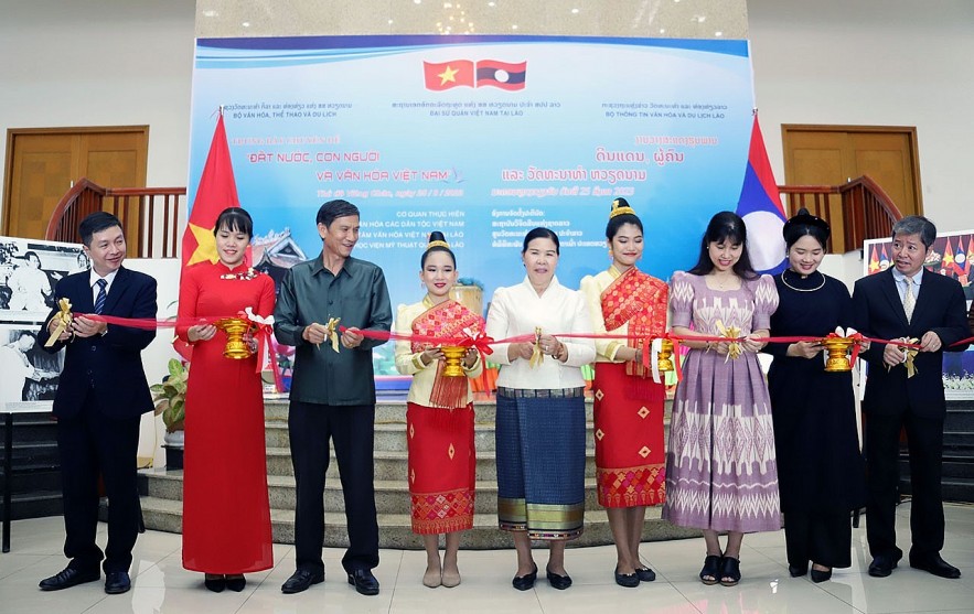An exhibition on Vietnam, its people and culture opened in Vientiane, Laos, on August 25, on the occasion of the 61st anniversary of Vietnam-Laos diplomatic ties and the 46th anniversary of the signing of the Vietnam-Laos Treaty of Amity and Cooperation. Co-hosted by the Vietnam Museum of Ethnology and the Vietnam Culture Centre in Laos, the month-long event displays over 200 artifacts, photos and materials featuring the beautiful images of Vietnam as well as its nature and people, and the unity in diversity of the traditional cultures of 54 Vietnamese ethnic groups. They also depict the great friendship, special solidarity, and comprehensive cooperation between the Parties, States, and people of both countries over the past six decades. The event is expected to help the people of both countries, especially the young generations, gain a deeper understanding of Vietnam and the bilateral special relationship. Photo: VNA An exhibition on Vietnam, its people and culture opened in Vientiane, Laos, on August 25, on the occasion of the 61st anniversary of Vietnam-Laos diplomatic ties and the 46th anniversary of the signing of the Vietnam-Laos Treaty of Amity and Cooperation. Co-hosted by the Vietnam Museum of Ethnology and the Vietnam Culture Centre in Laos, the month-long event displays over 200 artifacts, photos and materials featuring the beautiful images of Vietnam as well as its nature and people, and the unity in diversity of the traditional cultures of 54 Vietnamese ethnic groups. They also depict the great friendship, special solidarity, and comprehensive cooperation between the Parties, States, and people of both countries over the past six decades. The event is expected to help the people of both countries, especially the young generations, gain a deeper understanding of Vietnam and the bilateral special relationship. Photo: VNA