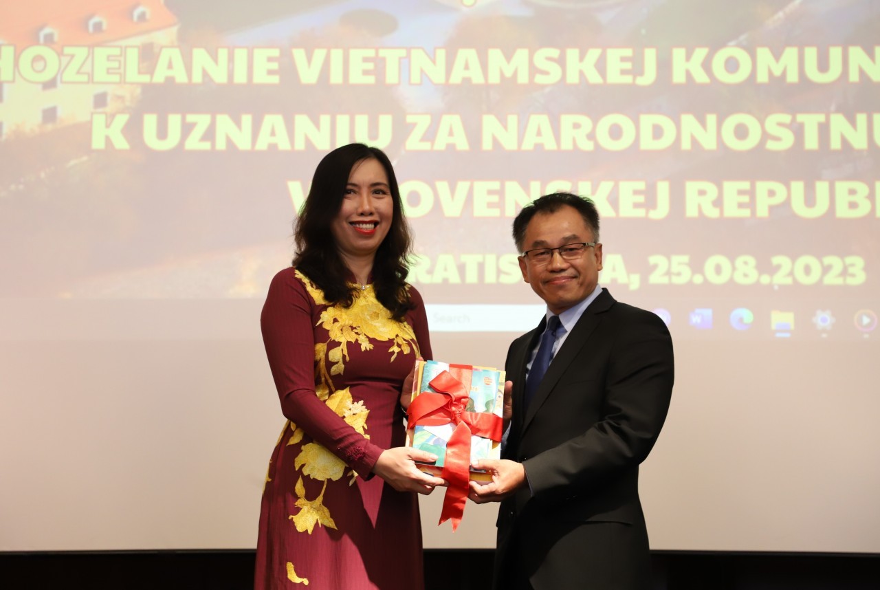 Honoring Contribution of Vietnamese Community in Slovakia Honoring Contribution of Vietnamese Community in Slovakia