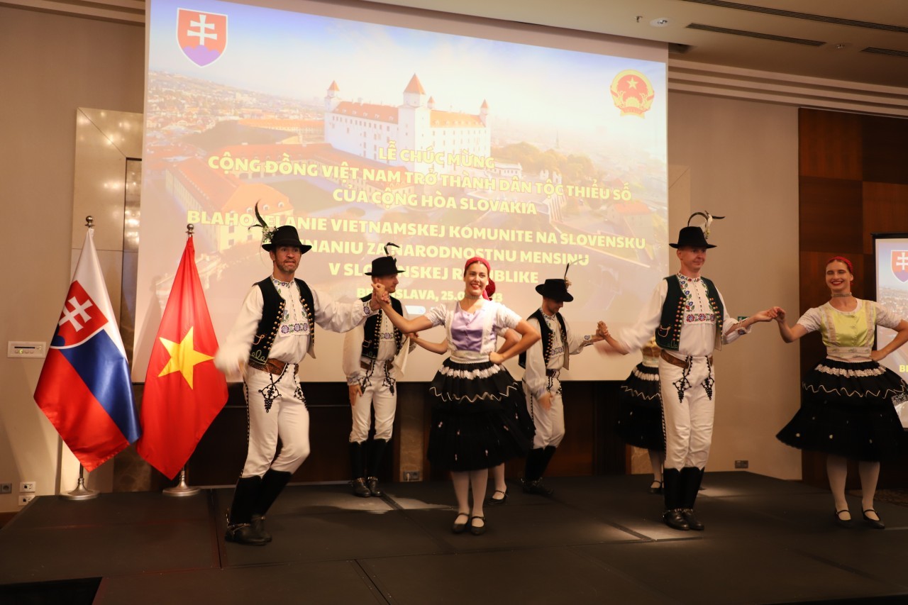 Honoring Contribution of Vietnamese Community in Slovakia Honoring Contribution of Vietnamese Community in Slovakia