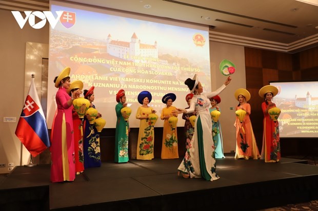 Honoring Contribution of Vietnamese Community in Slovakia Honoring Contribution of Vietnamese Community in Slovakia
