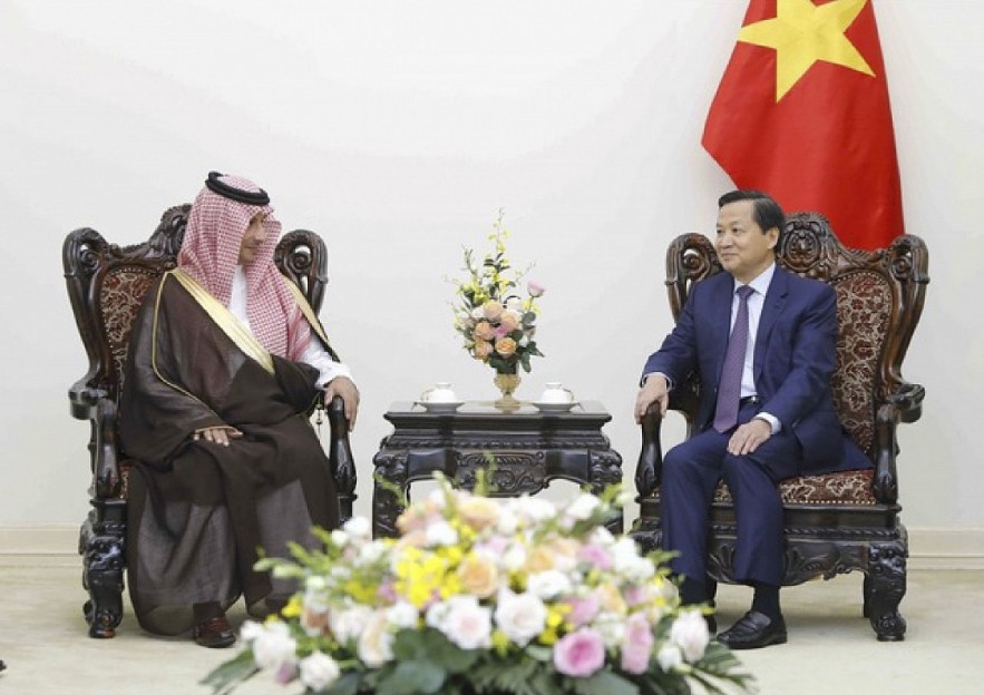 Vietnamese Deputy Prime Minister Le Minh Khai (R) receives visiting Tourism Minister of Saudi Arabia Ahmed bin Aqeel-Khateeb in Hanoi on August 28. (Photo: VGP) Vietnamese Deputy Prime Minister Le Minh Khai (R) receives visiting Tourism Minister of Saudi Arabia Ahmed bin Aqeel-Khateeb in Hanoi on August 28. (Photo: VGP)