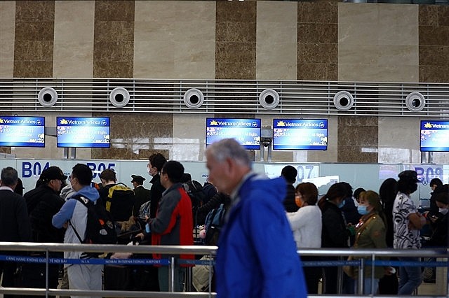 Passenger lining up for check-in at the Nội Bài Airport's Terminal 1. — VNA/VNS Photo Huy Hùng Passenger lining up for check-in at the Nội Bài Airport's Terminal 1. — VNA/VNS Photo Huy Hùng