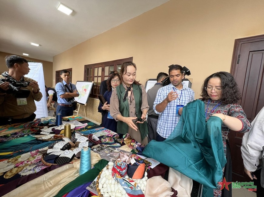 Indian businesses visit a booth to introduce Lam Dong silk products. Indian businesses visit a booth to introduce Lam Dong silk products.