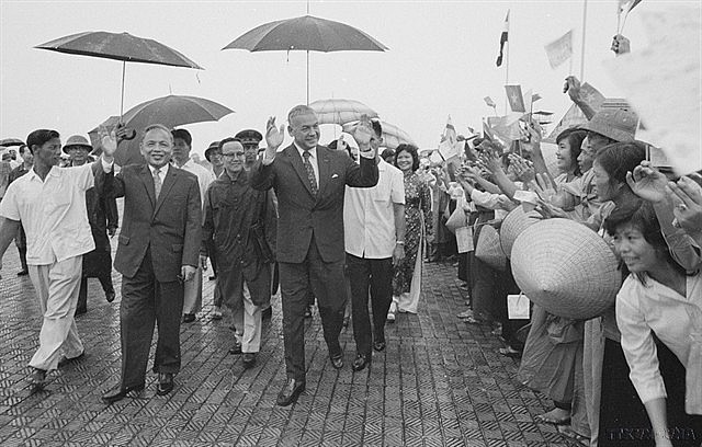 Vietnamese citizens welcome the former Deputy Prime Minister of Egypt Hussein el-Shafei on the official visit to Việt Nam in August 1973. Photo: VNA Vietnamese citizens welcome the former Deputy Prime Minister of Egypt Hussein el-Shafei on the official visit to Việt Nam in August 1973. Photo: VNA