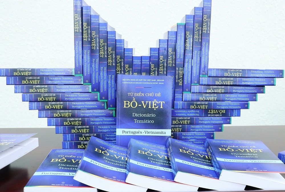 Portuguese - Vietnamese dictionary: A New Portuguese-Vietnamese Dictionary Published: