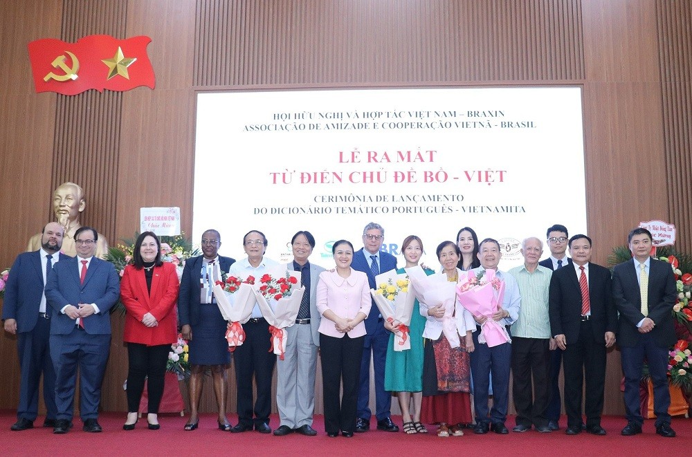 Portuguese - Vietnamese dictionary: A New Portuguese-Vietnamese Dictionary Published:
