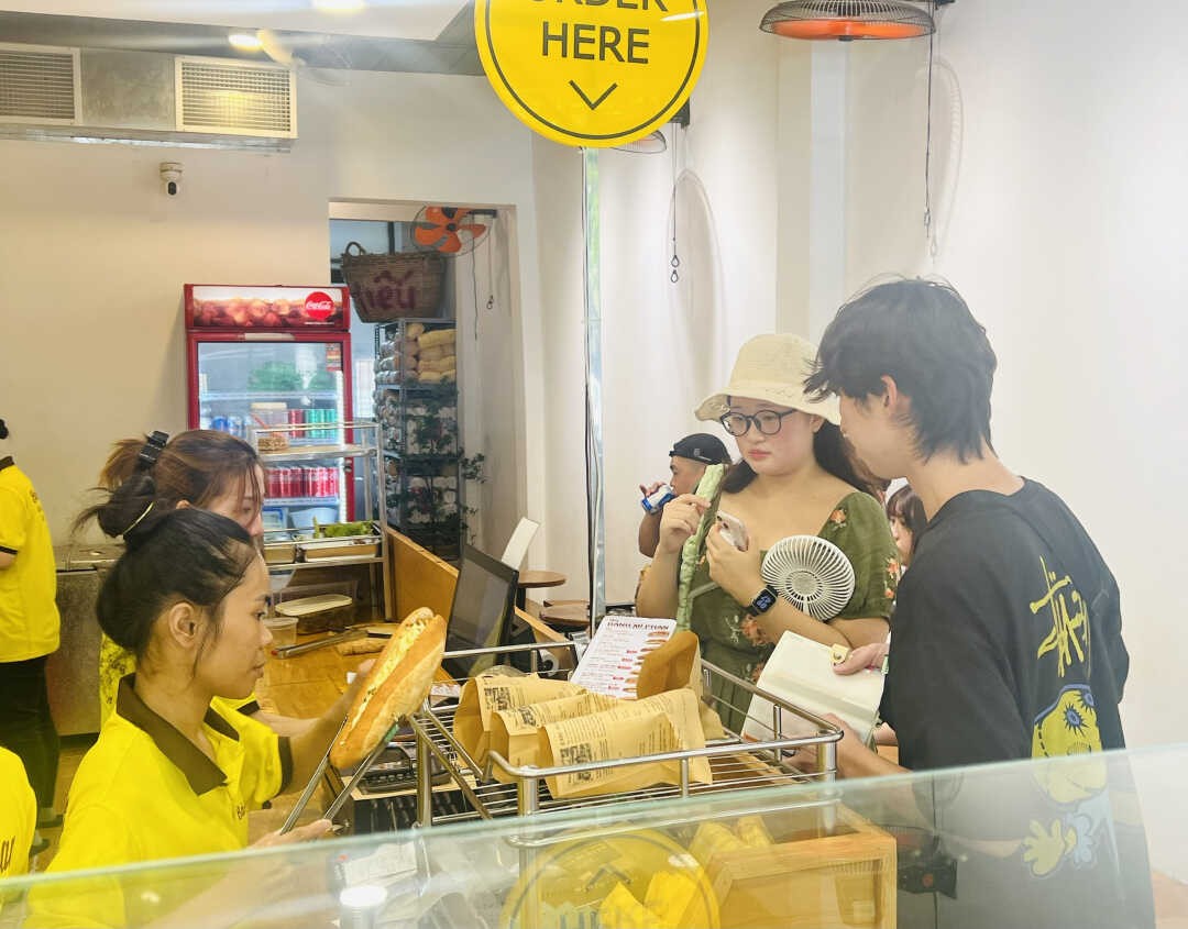 Korean Tourist’s Psssionate Love For Vietnamese Cuisine Korean Tourists Love Vietnamese Cuisine