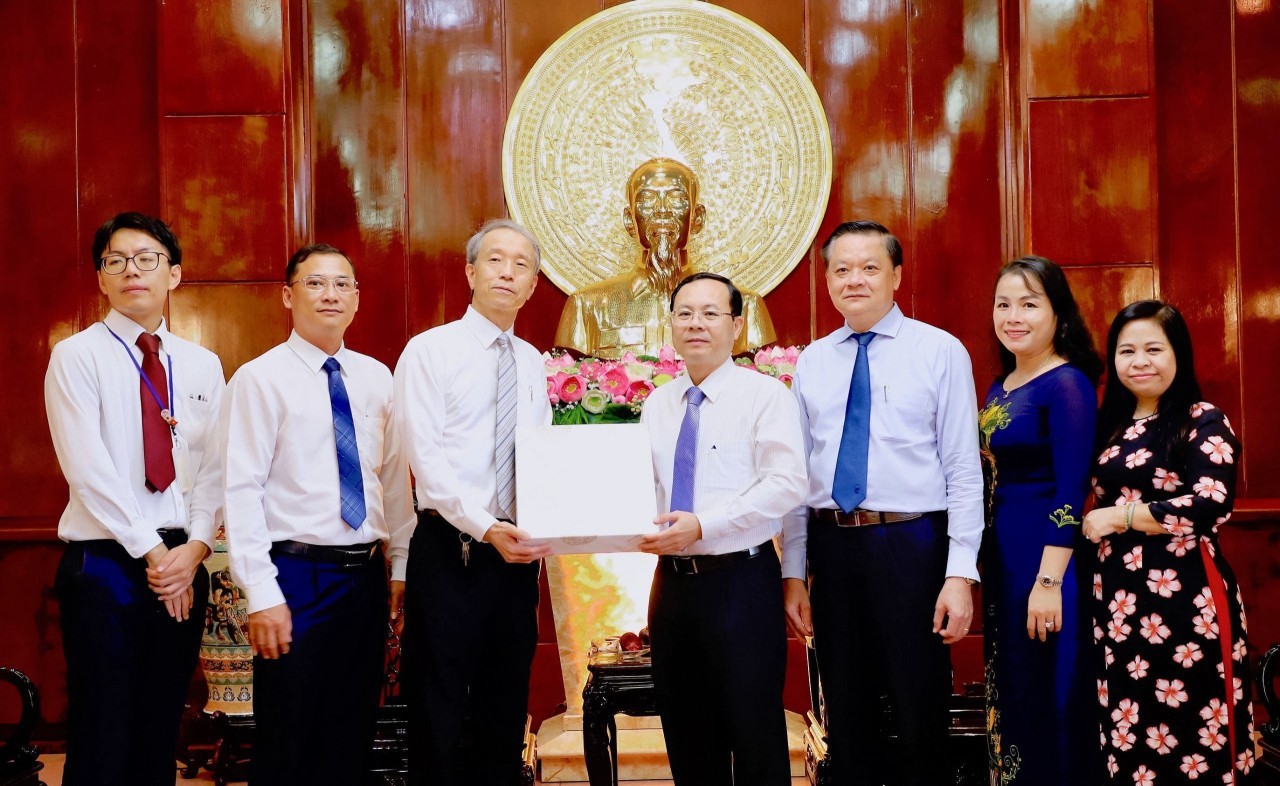 Secretary of Can Tho City Party Committee Nguyen Van Hieu (4th from right) and leaders of departments took souvenir photos with Japanese Consul General in Ho Chi Minh City Ono Masuo at the meeting. Secretary of Can Tho City Party Committee Nguyen Van Hieu (4th from right) and leaders of departments took souvenir photos with Japanese Consul General in Ho Chi Minh City Ono Masuo at the meeting.