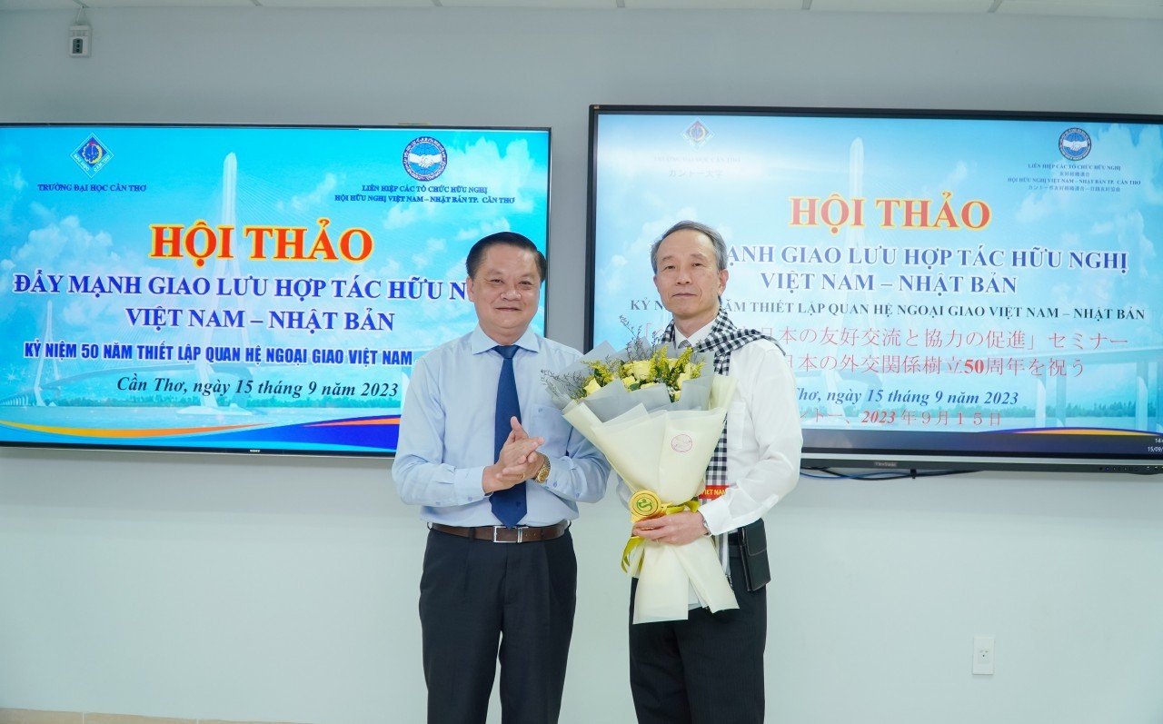 Mr. Duong Tan Hien - Permanent Vice Chairman of Can Tho City People's Committee presented flowers to Mr. Ono Masuo - Consul General of Japan in Ho Chi Minh City at the event. Mr. Duong Tan Hien - Permanent Vice Chairman of Can Tho City People's Committee presented flowers to Mr. Ono Masuo - Consul General of Japan in Ho Chi Minh City at the event.