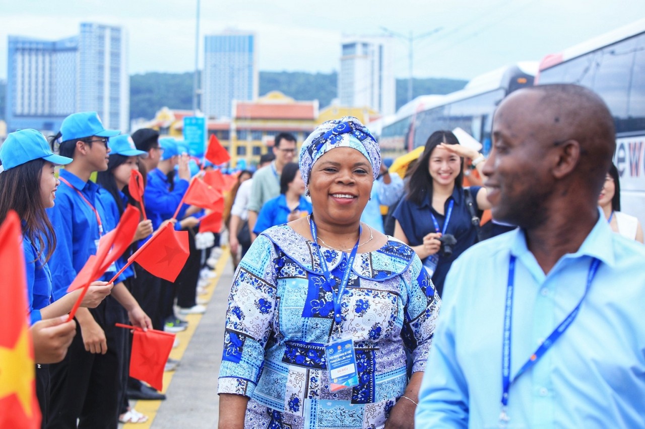 Global Young Parliamentarians Enjoy One-Day Trip to Ha Long Bay Global Young Parliamentarians Enjoy One-Day Trip to Ha Long Bay