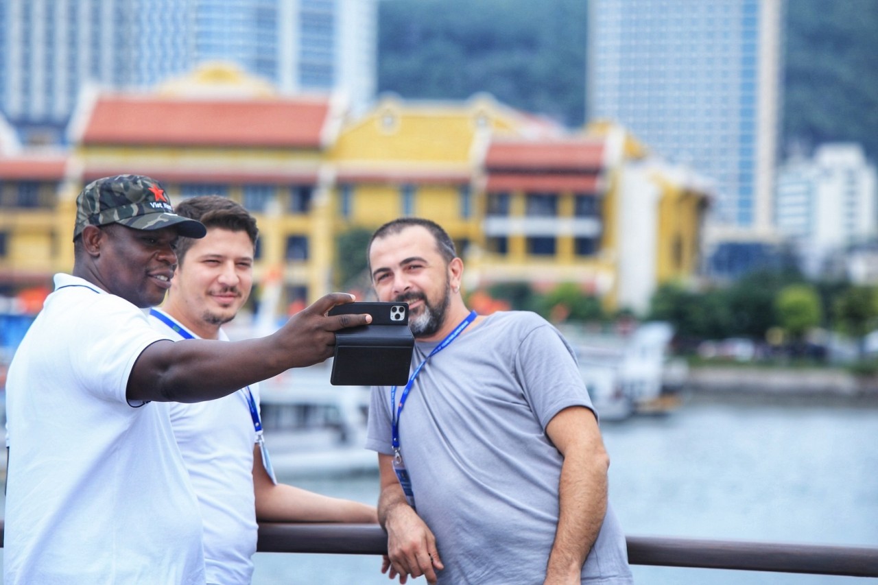 Global Young Parliamentarians Enjoy One-Day Trip to Ha Long Bay Global Young Parliamentarians Enjoy One-Day Trip to Ha Long Bay