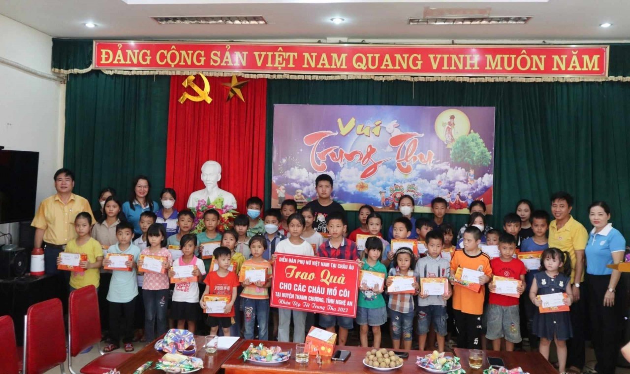 Vietnamese Women in Europe Gives Mid-Autumn Gifts to Orphaned Children Vietnamese Women in Europe Gives Mid-Autumn Gifts to Orphaned Children