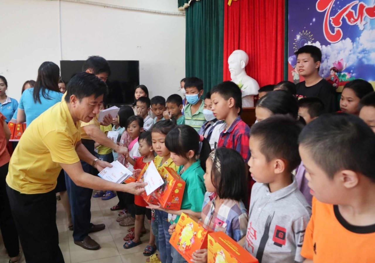 Vietnamese Women in Europe Gives Mid-Autumn Gifts to Orphaned Children Vietnamese Women in Europe Gives Mid-Autumn Gifts to Orphaned Children