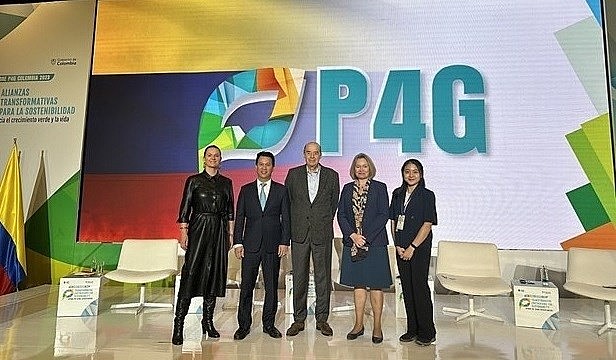 Vietnamese Minister of Natural Resources and Environment Dang Quoc Khanh (second from left) and other delegates to the third P4G Summit in Bogota, Colombia. (Source: Ministry of Natural Resources and Environment) Vietnamese Minister of Natural Resources and Environment Dang Quoc Khanh (second from left) and other delegates to the third P4G Summit in Bogota, Colombia. (Source: Ministry of Natural Resources and Environment)