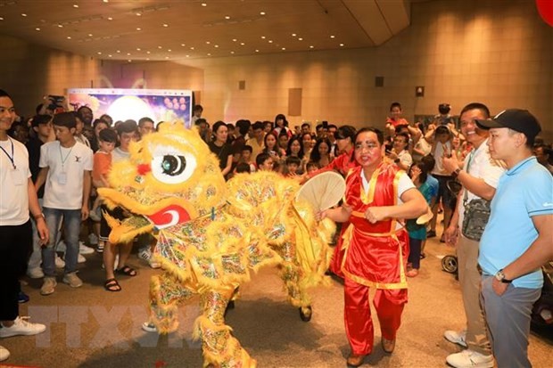 Mid-Autumn Festival Held for Vietnamese Children in Singapore Mid-Autumn Festival Held for Vietnamese Children in Singapore