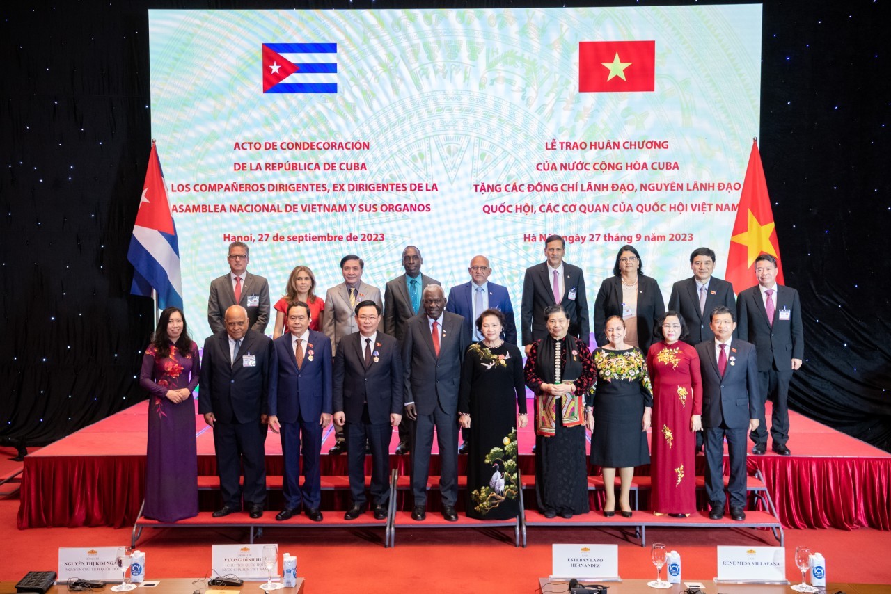 Cuba Gives Noble Awards to Leaders of the Vietnamese National Assembly Cuba Gives Noble Awards to Leaders of the Vietnamese National Assembly