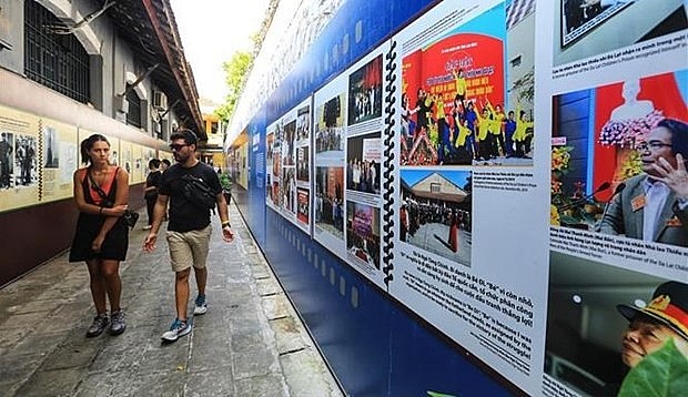 Foreign tourists visit Hoa Lo Prison relic site in Hanoi. (Photo: VNA) Foreign tourists visit Hoa Lo Prison relic site in Hanoi. (Photo: VNA)