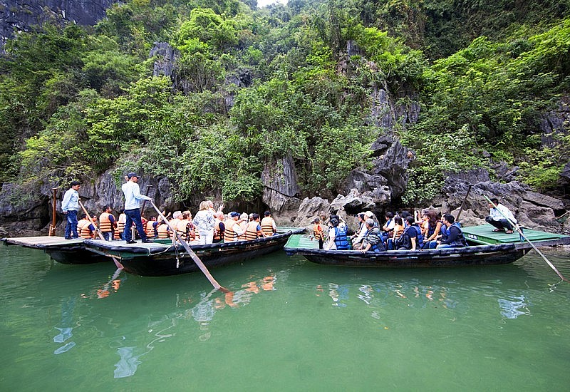 Ha Long Bay greets nearly 2 million visitors, including 360,000 foreigners, since the beginning of this year (Photo: baoquangninh.vn) Ha Long Bay greets nearly 2 million visitors, including 360,000 foreigners, since the beginning of this year (Photo: baoquangninh.vn)