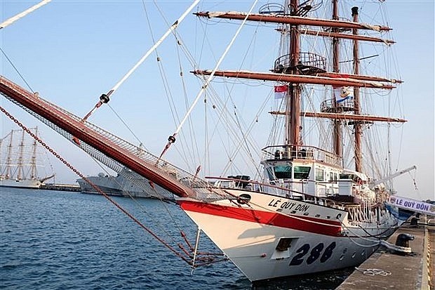 Sailing Ship 286-Le Quy Don of Vietnam docks at Changi Naval Base of Singapore. (Photo: VNA) Sailing Ship 286-Le Quy Don of Vietnam docks at Changi Naval Base of Singapore. (Photo: VNA)