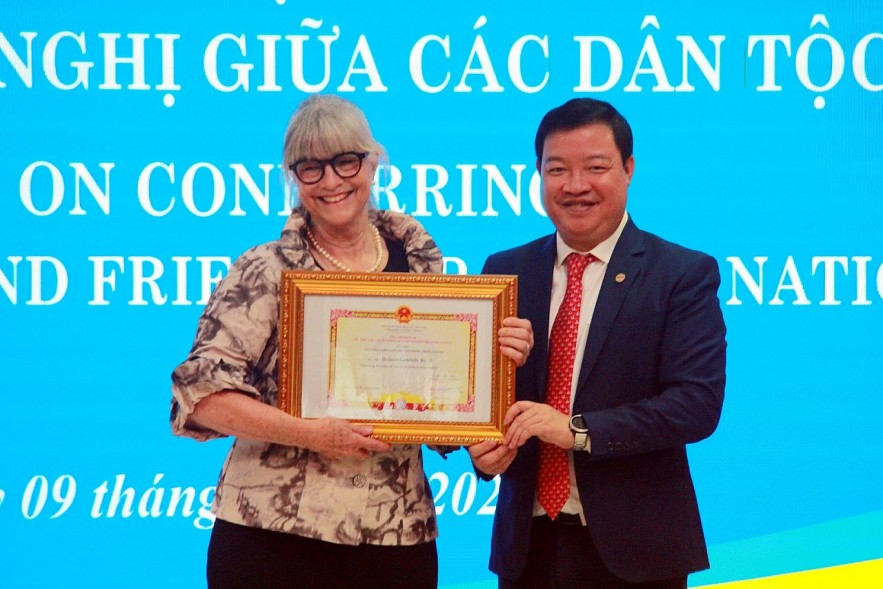 VUFO Recognizes FHF Founder's Contribution in Support Eye Health Programs in Vietnam VUFO Recognizes FHF Founder's Contribution in Support Eye Health Programs in Vietnam