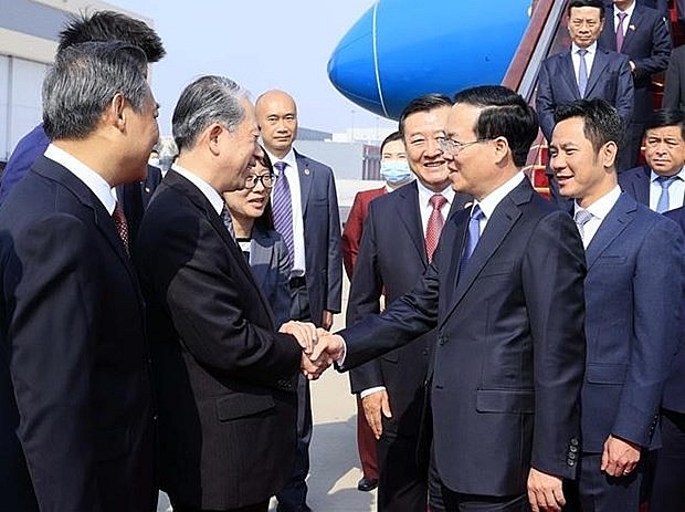 Vietnamese President Vo Van Thuong (front, right) is welcomed at Beijing Capital International Airport on October 17. (Photo: VNA) Vietnamese President Vo Van Thuong (front, right) is welcomed at Beijing Capital International Airport on October 17. (Photo: VNA)