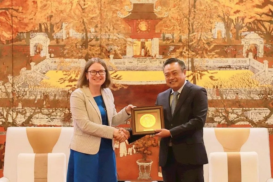 Chairman of the Hanoi People’s Committee Tran Sy Thanh presented a souvenir to Ambassador of Ireland Deirdre Ni Fhalluin. (Photo: HNM) Chairman of the Hanoi People’s Committee Tran Sy Thanh presented a souvenir to Ambassador of Ireland Deirdre Ni Fhalluin. (Photo: HNM)