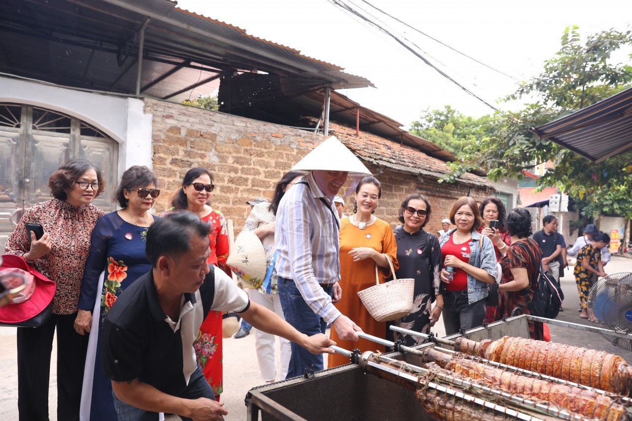 Bulgarian Ambassador Visits Duong Lam Ancient Village Bulgarian Ambassador Visits Duong Lam Ancient Village