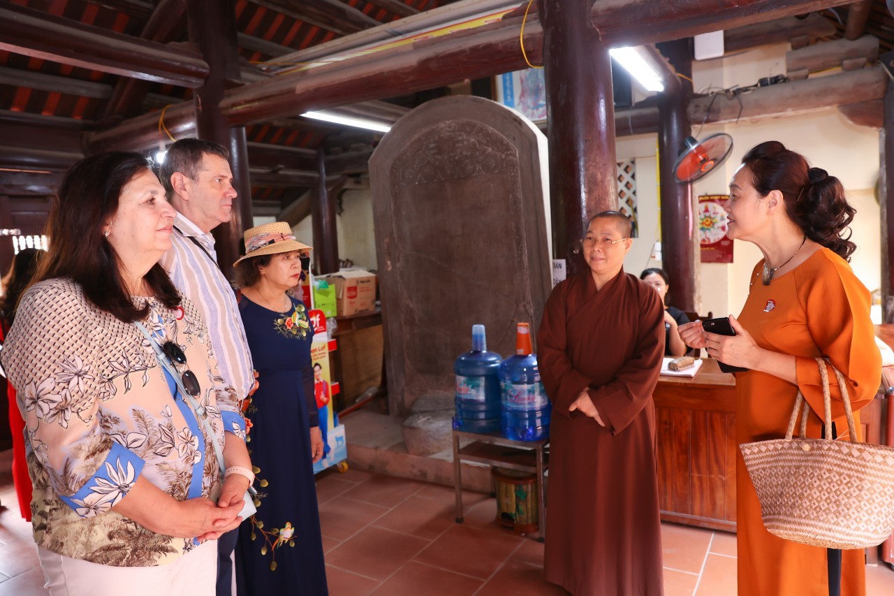 Bulgarian Ambassador Visits Duong Lam Ancient Village Bulgarian Ambassador Visits Duong Lam Ancient Village