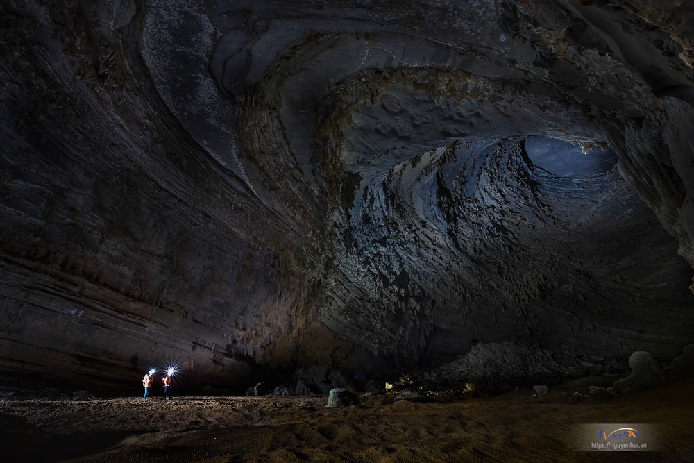 The Unique “Eye Of The Storm” Through Vietnamese Photographer’s Lenses The Unique “Eye Of The Storm” Inside Hang Tien Cave