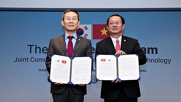 Vietnamese Minister of Science and Technology Huynh Thanh Dat (R) and Korean Minister of Science and ICT Lee Jong-ho (Photo: VNA) Vietnamese Minister of Science and Technology Huynh Thanh Dat (R) and Korean Minister of Science and ICT Lee Jong-ho (Photo: VNA)