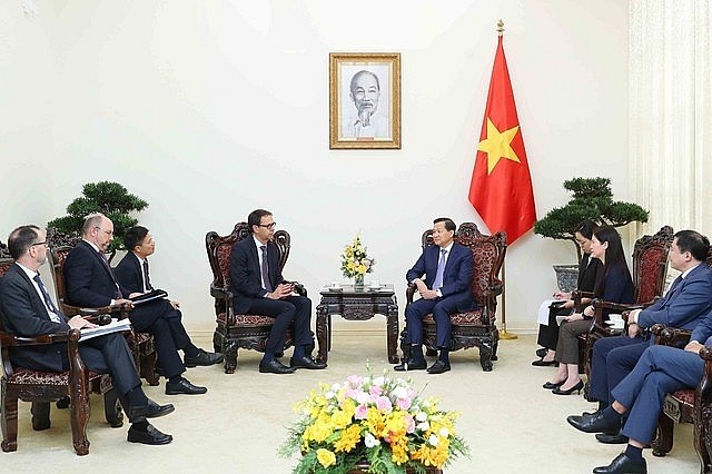 Vietnamese Deputy Prime Minister Le Minh Khai and State Secretary of the Swiss Federal Department of Economic Affairs, Education and Research Dominique Paravicini, during their meeting in Hanoi on October 26. (Photo: VGP) Vietnamese Deputy Prime Minister Le Minh Khai and State Secretary of the Swiss Federal Department of Economic Affairs, Education and Research Dominique Paravicini, during their meeting in Hanoi on October 26. (Photo: VGP)