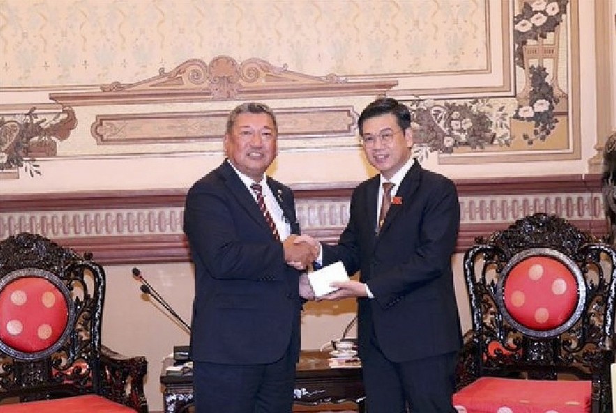Vice Chairman of the People’s Council of Ho Chi Minh City Nguyen Van Dung (R) and Chairman Wada Kenji of the Friendship Parliamentarians’ Association of Japan’s Osaka prefecture (Photo: VNA) Vice Chairman of the People’s Council of Ho Chi Minh City Nguyen Van Dung (R) and Chairman Wada Kenji of the Friendship Parliamentarians’ Association of Japan’s Osaka prefecture (Photo: VNA)