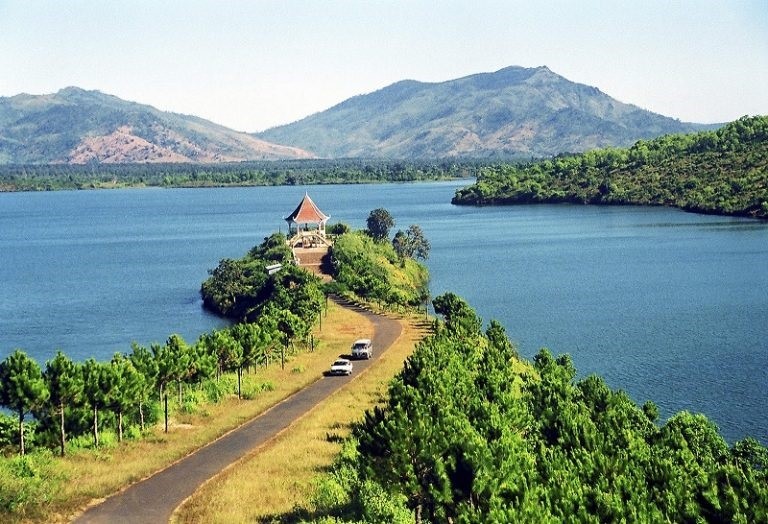 Admire The Mesmerizing Beauty Of Lak Lake Admire The Mesmerizing Beauty Of Lak Lake