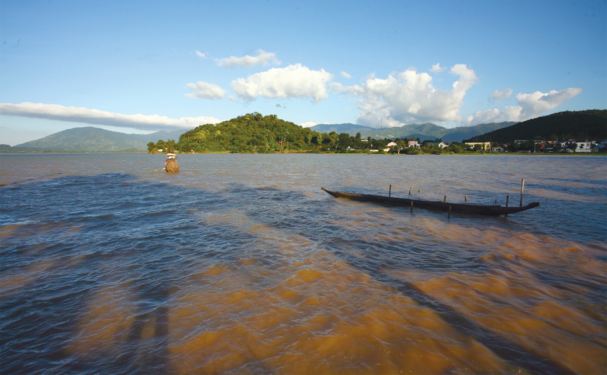 Admire The Mesmerizing Beauty Of Lak Lake Admire The Mesmerizing Beauty Of Lak Lake