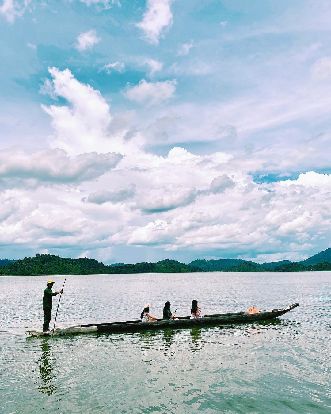 Admire The Mesmerizing Beauty Of Lak Lake Admire The Mesmerizing Beauty Of Lak Lake