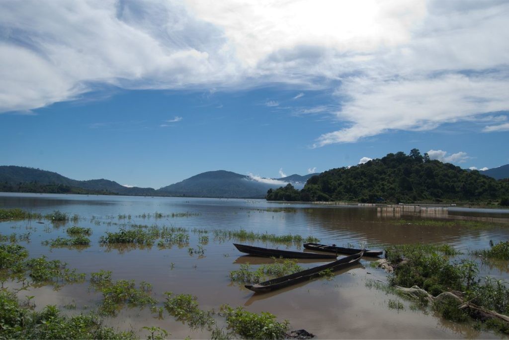 Admire The Mesmerizing Beauty Of Lak Lake Admire The Mesmerizing Beauty Of Lak Lake
